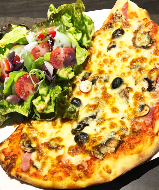 Photo La 1/2 pizza et sa salade